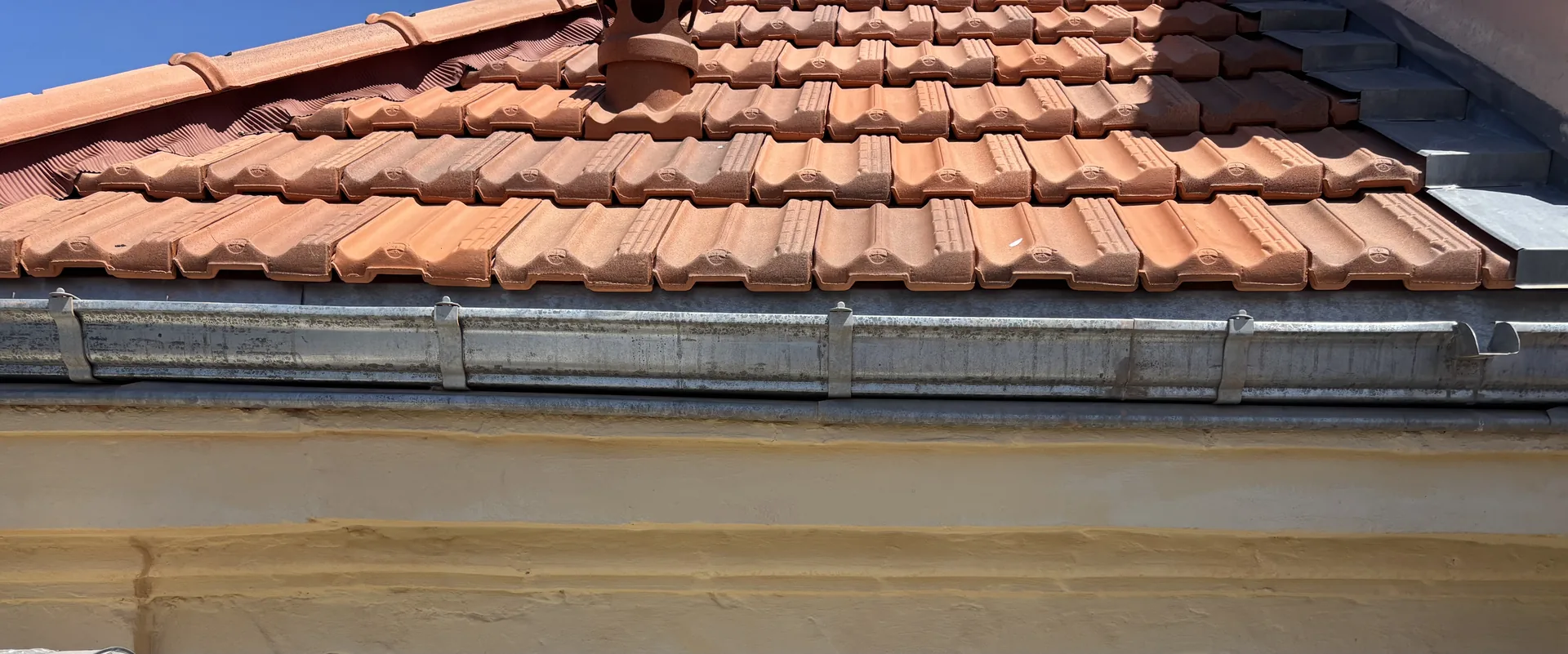 Travaux de zinguerie et raccords étanches sur une toiture à Grasse