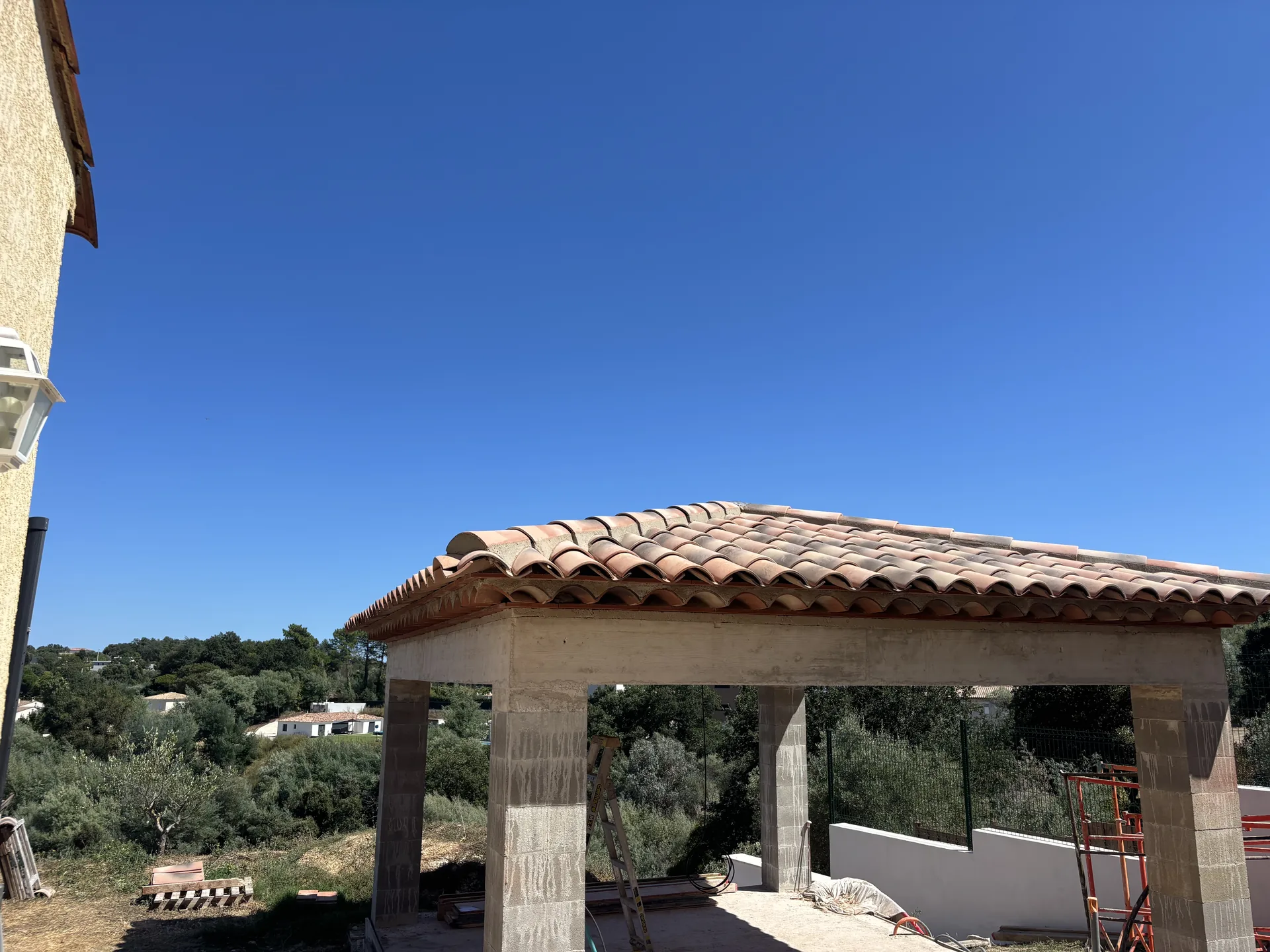 Abris terrasse avec génoise